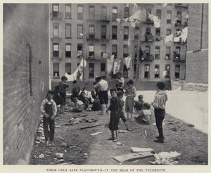 Il loro unico parco giochi sicuro, nel retro dei caseggiati da American Photographer