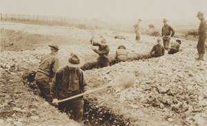 Marines statunitensi in Francia che scavano, 1917-19 da American Photographer