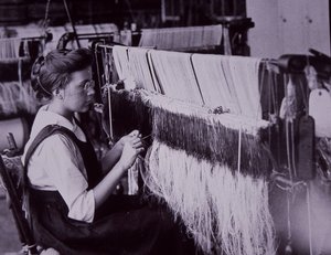 Industria tessile degli Stati Uniti, operatore tessile in un cotonificio del Massachusetts, c.1900 da American Photographer