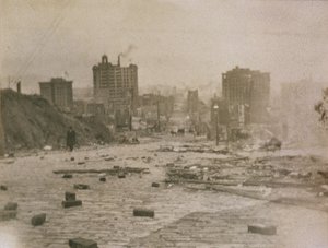 Veduta dello skyline di San Francisco con fumo dall