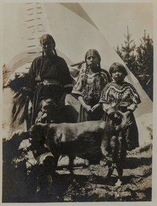 Donna, due ragazze e un bambino con cane, ca. 1900