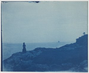 Donna che guarda una goletta da un promontorio roccioso da American Photographer