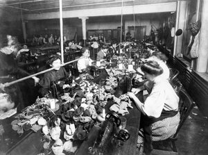 Donne che cuciono orsacchiotti in una fabbrica, c.1915