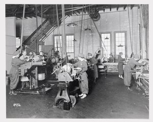 Donne che Lavorano nelle Fabbriche durante la Prima Guerra Mondiale da American Photographer