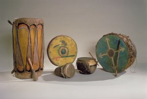 Una collezione di tamburi dei nativi americani
