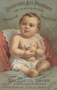 Bambino seduto su una sedia da American School