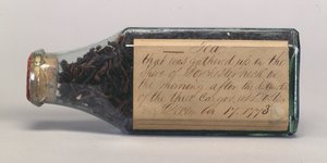 Foglie di tè del Boston Tea Party in una bottiglia di vetro, raccolte da T.M. Harris, Dorchester Neck, dicembre 1773 da American School