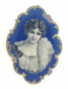 Busto di una giovane donna con capelli corti