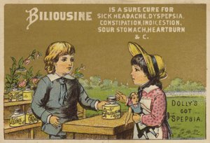 Bambini che danno medicina alla bambola