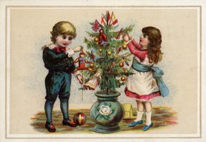Bambini che decorano un piccolo albero di Natale