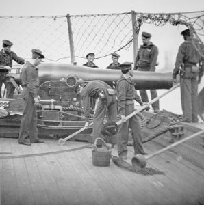 Marinai federali manovrano un cannone Dahlgren da 9 pollici da American School