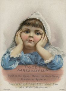Ragazza appoggiata al tavolo