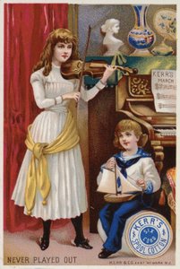 Ragazza che suona il violino a un bambino piccolo da American School