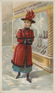 Signora che fa shopping in vetrina nella neve