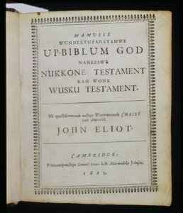 Mamusse Wunneetupanatamwe up-Biblum God (La-Bibbia Santa intera di Dio), pagina del titolo dalla Bibbia, conosciuta anche come la Bibbia Indiana di Eliot, tradotta nella lingua Massachuset dal Reverendo John Eliot