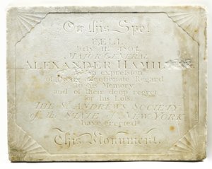 Targa per il cenotafio che segna il punto in cui Alexander Hamilton fu mortalmente ferito durante un duello con Aaron Burr da American School
