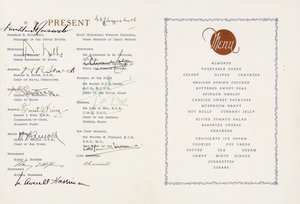 Menu stampato firmato da Winston Churchill e Franklin D. Roosevelt, U.S Flagship Augusta, Porto della Nave, Terranova, datato 9 agosto 1943. Il primo incontro ufficiale tra Churchill e Roosevelt che produsse la Carta Atlantica, il preludio all