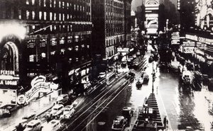 Times Square di notte, New York, c.1930 da American School