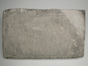 Frammento di parete di una tomba raffigurante portatori di offerte