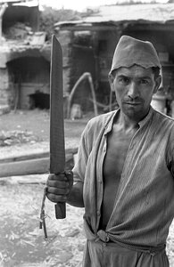 LAVORAZIONE DELLA CANAPA, UN OPERAIO CON UNA "SPATOLA" da Ando Gilardi