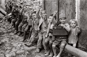 Saluta i bambini che aspettano l