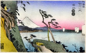 Geografia. Giappone. Yui, vista del Fuji, innevato, da Satta-toge, con vista sulla baia di Saruga. (17ª stazione). Xilografia di Hiroshige in: Cinquantatré stazioni del Tokaido (1833-1834). Cartolina, Giappone, c.1900 da Ando or Utagawa (after) Hiroshige