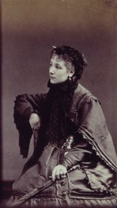 Ritratto di Sarah Bernhardt (1844-1923) in abito da città