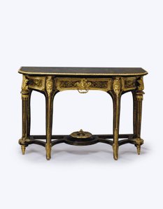 Una delle coppie di tavoli da pier in tartaruga marrone con montature in ormolu da Andre Charles (attr. to) Boulle