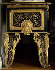 Mobili di Luigi XIV: cassettone con intarsi metallici di acanto realizzato da André Boulle da Andre Charles Boulle