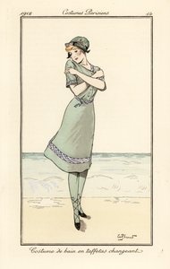 Donna in spiaggia in costume da bagno in taffetà bicolore da Andre Pecoud