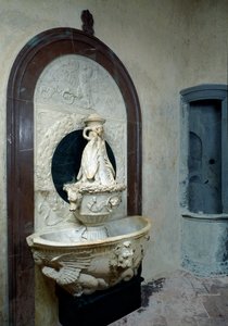 Acquasantiera con elementi araldici medicei da Andrea del (attr. to) Verrocchio
