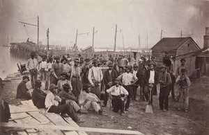 Lavoratori al Molo del Quartiermastro, Alexandria, Virginia, 1863-65 da Andrew Joseph Russell.