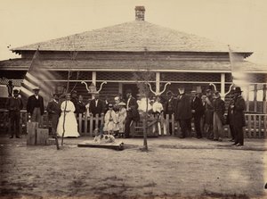 Piastra 11. Il generale Grant e il gruppo a Fort Sanders, 1869 (foto) da Andrew Joseph Russell