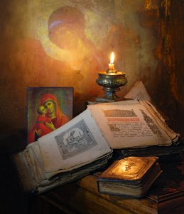 Libri sacri e luce delle candele da Andrey Morozov