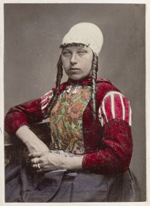 Ritratto di una donna in costume tradizionale di Marken