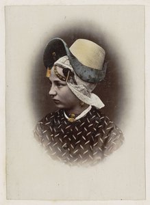 Ritratto di una donna in costume tradizionale dell