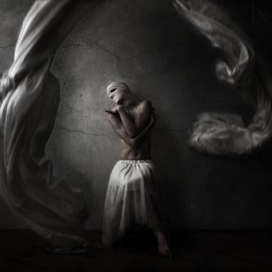 Figura avvolta in modo spettacolare da Anja Matko