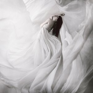 Grazia eterea, bianca e fluida da Anja Matko