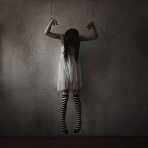 La ragazza-burattino inquietante da Anja Matko