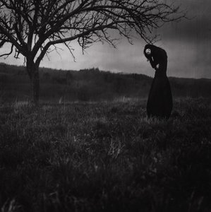 Figura malinconica, paesaggio cupo da Anja Matko