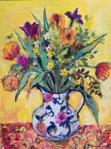 Brocca di fiori primaverili su sfondo giallo