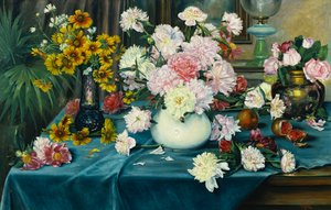 Peonie, rose e altri fiori in vasi su un tavolo coperto con un panno blu, 1913