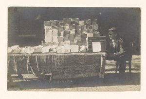 Libraio Frederik Coster accanto alla sua bancarella di libri a Hofplein ad Alkmaar