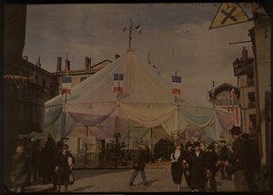 Tenda da festa in una piazza di una città francese sconosciuta da Anonymous