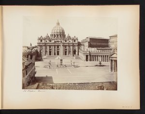 Vista di Piazza San Pietro e della Basilica di San Pietro a Roma, Italia