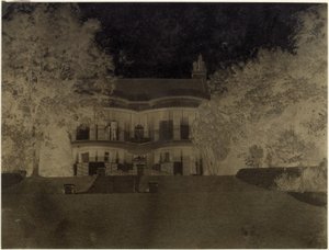 Villa vista da un giardino da Anonymous