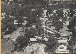 Statua del Buddha sdraiato e pagoda, vista dall