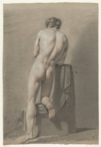 Nudo maschile inginocchiato su un blocco, visto da dietro