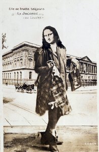 Rappresentazione distorta della "Monna Lisa" di Leonardo da Vinci: Monna Lisa rappresentata in una gonna a quadri che viaggia per il mondo. Cartolina comica pubblicata al momento del furto dell