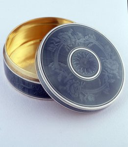 Scatola di smalto e oro guilloché. ca. 1905. Collezione Aaron. Parigi da Anonymous Anonymous